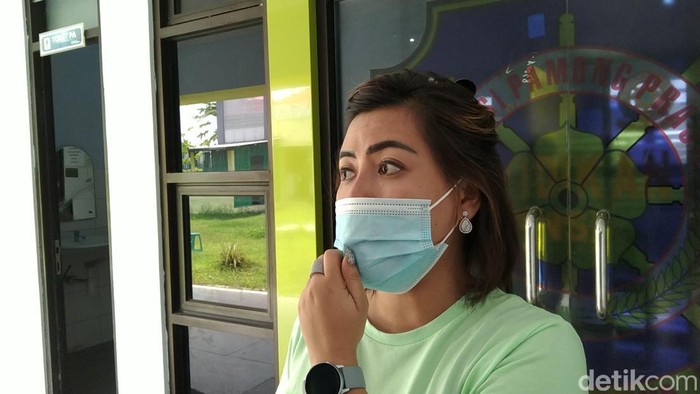 Gadis, owner kafe karaoke GnB Rembang yang menyelenggarakan pesta dengan sajian tari erotis.