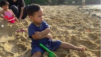 Ekspresi bengong Gala Sky sambil main pasir seperti ini bikin gemas kan? Foto: dok. Instagram Idawida