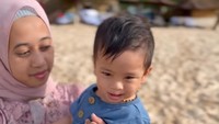 Selain da Fuji dan Fadly, Ida pengasuh Gala Sky sejak bayi juga ikut menemani. Foto: dok. Instagram Story Fadly