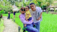 Lihat pose Gala Sky bareng Fuji dan Fadly di tepi sawah. Foto: dok. Instagram Fuji