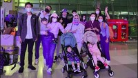Fuji dan Fadly membawa serta Gala Sky pergi berlibur ke Bali bersama beberapa kerabat, termasuk Anggie Paturusi. Terlihat mereka berpose di bandara sebelum terbang ke Bali. Foto: dok. Instagram Anggie Paturusi