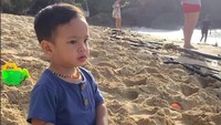 Gala Sky menikmati sunset sambil main pasir di pantai. Foto: dok. Instagram Idawida