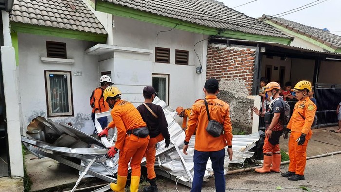 Genteng rumah warga Rancaekek berhamburan diterjang puting beliung