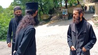 Gereja itu juga menarik perhatian traveler dunia karena pembangunannya masih menjadi misteri. Bagaimana cara dan siapa yang membangunnya belum diketahui. Sejarawan masih terus menyelidiki bagaimana persisnya struktur itu dibangun di atas pilar yang menjulang tinggi dan sempit. (CNN)