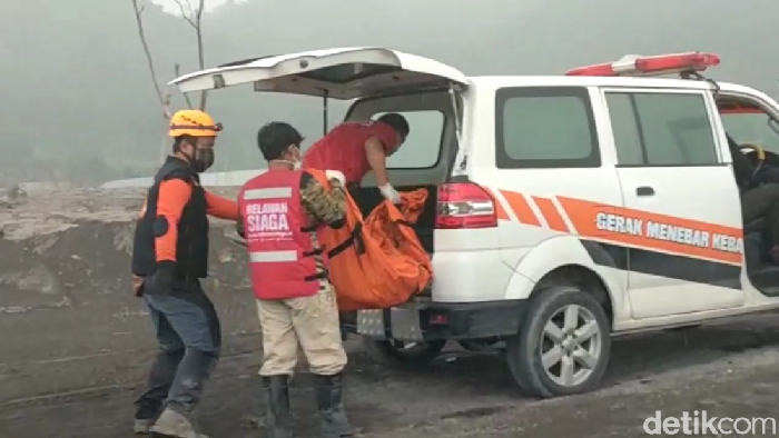 Dua jenazah korban erupsi Gunung Semeru ditemukan hari ini. Dua jenazah tersebut ditemukan dalam truk pasir yang terkubur sekitar 3 meter.