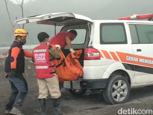 Jenazah Ayah dan Anak Korban Erupsi Semeru Ditemukan di Truk yang Terkubur