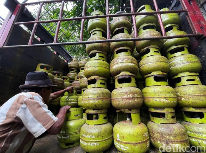 Pekerja memindahkan tabung gas LPG 3 kilogram subsidi di salah satu agen gas di kawasan Karet Tengsin, Jakarta, Kamis (30/12/2021). Kenaikan harga LPG nonsubsidi mendorong terjadinya peralihan pola konsumsi masyarakat menjadi lebih memilih gas LPG 3 kilogram bersubsidi atau gas melon, karena memiliki harga yang lebih murah.