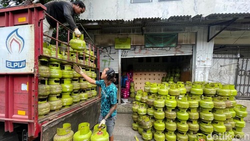 Pekerja memindahkan tabung gas LPG 3 kilogram subsidi di salah satu agen gas di kawasan Karet Tengsin, Jakarta, Kamis (30/12/2021). Kenaikan harga LPG nonsubsidi mendorong terjadinya peralihan pola konsumsi masyarakat menjadi lebih memilih gas LPG 3 kilogram bersubsidi atau gas melon, karena memiliki harga yang lebih murah.