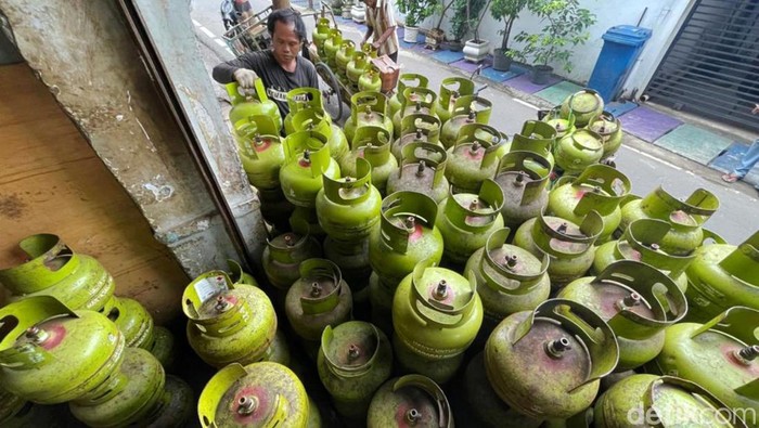 Pekerja memindahkan tabung gas LPG 3 kilogram subsidi di salah satu agen gas di kawasan Karet Tengsin, Jakarta, Kamis (30/12/2021). Kenaikan harga LPG nonsubsidi mendorong terjadinya peralihan pola konsumsi masyarakat menjadi lebih memilih gas LPG 3 kilogram bersubsidi atau gas melon, karena memiliki harga yang lebih murah.