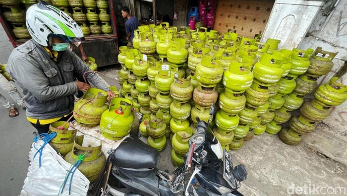 Pekerja memindahkan tabung gas LPG 3 kilogram subsidi di salah satu agen gas di kawasan Karet Tengsin, Jakarta, Kamis (30/12/2021). Kenaikan harga LPG nonsubsidi mendorong terjadinya peralihan pola konsumsi masyarakat menjadi lebih memilih gas LPG 3 kilogram bersubsidi atau gas melon, karena memiliki harga yang lebih murah.