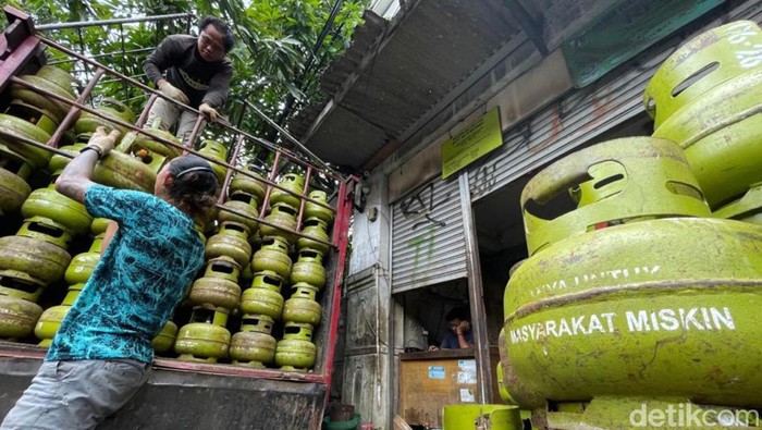 Harga LPG Nonsubsidi Naik, Gas Melon Makin Laris Pekerja memindahkan tabung gas LPG 3 kilogram subsidi di salah satu agen gas di kawasan Karet Tengsin, Jakarta, Kamis (30/12/2021). Kenaikan harga LPG nonsubsidi mendorong terjadinya peralihan pola konsumsi masyarakat menjadi lebih memilih gas LPG 3 kilogram bersubsidi atau gas melon, karena memiliki harga yang lebih murah.