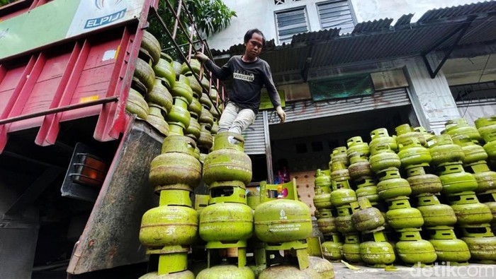 Harga LPG Nonsubsidi Naik, Gas Melon Makin Laris Pekerja memindahkan tabung gas LPG 3 kilogram subsidi di salah satu agen gas di kawasan Karet Tengsin, Jakarta, Kamis (30/12/2021). Kenaikan harga LPG nonsubsidi mendorong terjadinya peralihan pola konsumsi masyarakat menjadi lebih memilih gas LPG 3 kilogram bersubsidi atau gas melon, karena memiliki harga yang lebih murah.