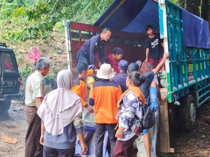 Ibu hamil di Banyuwangi terpaksa diangkut menggunakan truk ke ke tempat bersalin. Sebab, ketuban sang ibu keburu pecah.