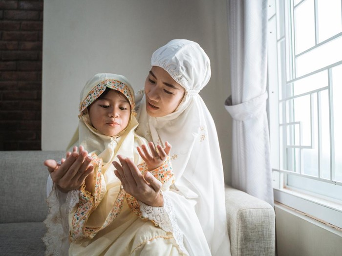 Ilustrasi ibu dan anak berdoa