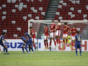 Beda Nasib Kiper Indonesia Vs Thailand: Nadeo Sibuk Banget, Siwarak Santai