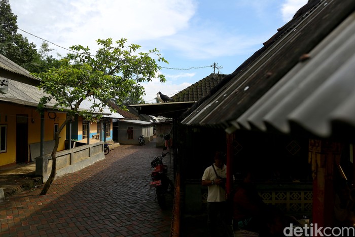 Setelah Desa Tetebatu jadi perhatian dunia akan keindahan dan keelokannya. Rupanya desa itu juga memiliki Al Quran kuno yang masih dijaga dan disakralkan oleh warganya.