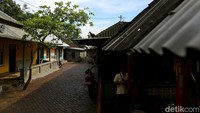 Penduduk desa ini 100 persen menganut agama islam. Tiap tahunnya, perayaan Maulid menjadi tradisi yang dipersiapkan dalam kesakralan.