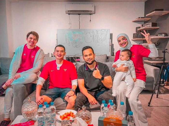 Irwansyah saat nobar dengan keluarga dan teman.