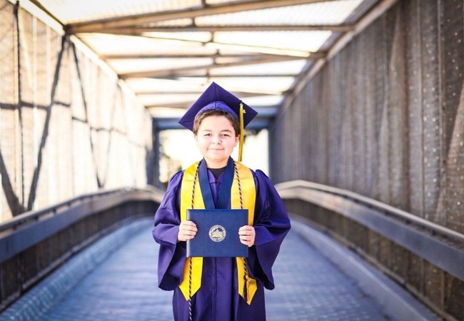 Jadi wisudawan termuda dan lulus kuliah dalam setahun, Jack Riso merasa keren atas pencapaiannya. Kini ia berencana untuk melanjutkan S2 dalam waktu dekat tapi akan istirahat satu semester dulu untuk bersantai dan menjadi remaja.Aku bekerja sangat keras tapi aku punya banyak dukungan. Semua dosen dan teman sekelasku keren. Aku sangat berterima kasih pada ibunya yang mengantarku bolak-balik dari California ke UNLV setiap minggu untuk aku bisa ambil kelas di kampus, ujarnya.Foto: Instagram @jack.rico_
