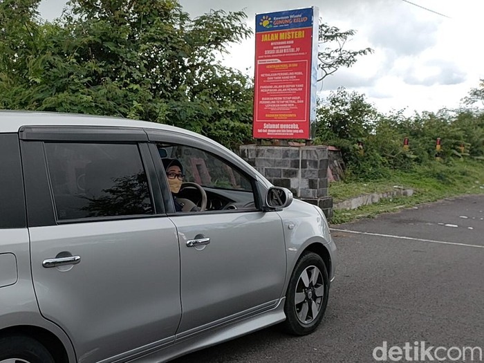Ada Jalan Misteri di kawasan Gunung Kelud, Kediri. Di jalan tersebut, kendaaraan bisa menanjak sendiri meski mesin dalam kondisi mati.