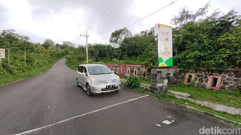 Jalan Misteri Gunung Kelud Kediri, Nyata Atau Ilusi? Ada Jalan Misteri di kawasan Gunung Kelud, Kediri. Di jalan tersebut, kendaraan bisa menanjak sendiri meski mesin dalam kondisi mati.