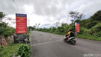 Jalan tersebut tampak menanjak. Namun anehnya, motor dan mobil bisa menanjak sendiri dalam kondisi mesin mati. Terkadang, warga juga membuktikannya dengan botol air mineral. Saat ditaruh, botol tersebut justru menggelinding ke jalan yang menanjak, bukan ke jalan yang menurun.
