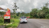 Kini Jalan Misteri membuat banyak orang penasaran. Banyak orang sengaja datang untuk membuktikan hal yang dianggap aneh dari jalan tersebut. Sukiran juga merasa senang dengan ramainya warga yang datang. Terutama di sore hari. Sebab, banyak pedagang yang merasa diuntungkan dengan banyaknya pengunjung yang datang.