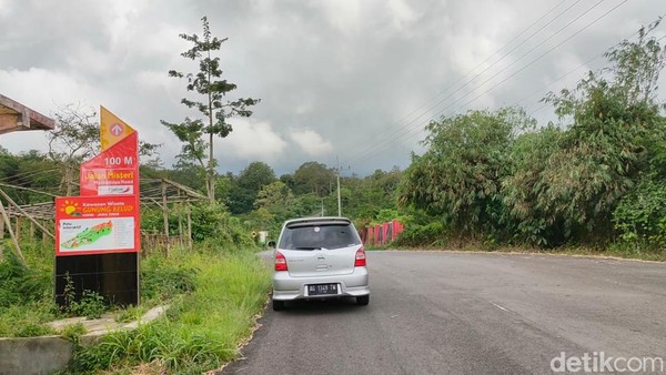 Kini Jalan Misteri membuat banyak orang penasaran. Banyak orang sengaja datang untuk membuktikan hal yang dianggap aneh dari jalan tersebut. Sukiran juga merasa senang dengan ramainya warga yang datang. Terutama di sore hari. Sebab, banyak pedagang yang merasa diuntungkan dengan banyaknya pengunjung yang datang. Kini Jalan Misteri membuat banyak orang penasaran. Banyak orang sengaja datang untuk membuktikan hal yang dianggap aneh dari jalan tersebut. Sukiran juga merasa senang dengan ramainya warga yang datang. Terutama di sore hari. Sebab, banyak pedagang yang merasa diuntungkan dengan banyaknya pengunjung yang datang.