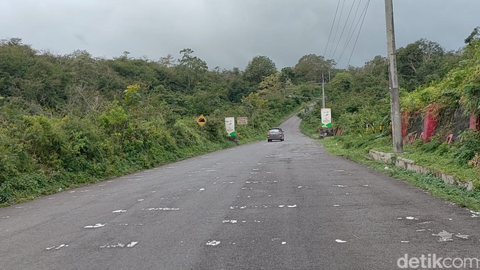 Ada Jalan Misteri di kawasan Gunung Kelud, Kediri. Di jalan tersebut, kendaraan bisa menanjak sendiri meski mesin dalam kondisi mati.