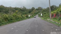 Jalan Misteri itu berada sekitar 4 kilometer dari pintu masuk wisata Kelud, di Desa Sugihwaras, Kecamatan Ngancar, Kabupaten Kediri. Jalan Misteri memiliki panjang sekitar 100 Meter.