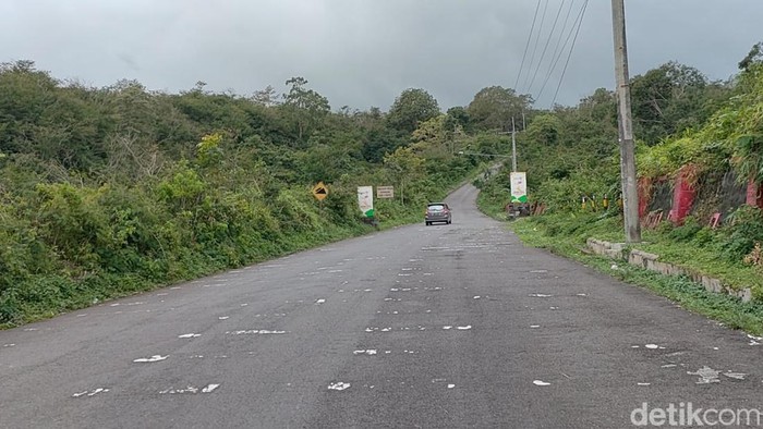 Jalan Misteri Gunung Kelud Kediri, Nyata Atau Ilusi? Ada Jalan Misteri di kawasan Gunung Kelud, Kediri. Di jalan tersebut, kendaraan bisa menanjak sendiri meski mesin dalam kondisi mati.