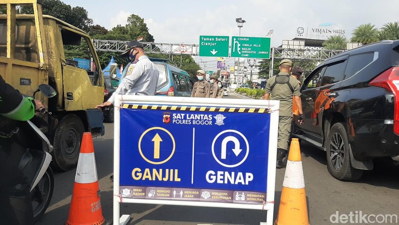 Jalur puncak hari ini menerapkan ganjil genap. Kebijakan ini diambil untuk menekan mobilitas masyarakat di masa libur Natal dan tahun baru.