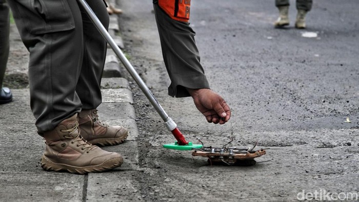 Petugas Satpol PP Kecamatan Cakung  melakukan razia ranjau paku di kawasan Jalan Pulogadung, Jakarta Timur, Kamis (30/12).