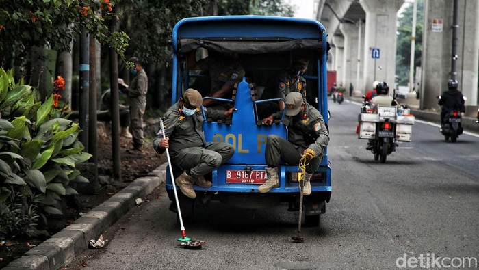 Jelang Tahun Baru, Satpol PP Razia Ranjau Paku di Pulugadung Petugas Satpol PP Kecamatan Cakung melakukan razia ranjau paku di kawasan Jalan Pulogadung, Jakarta Timur, Kamis (30/12).