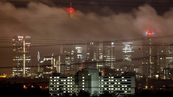 Jerman Larang Pesta Kembang Api saat Malam Tahun Baru! Lampu di gedung-gedung distrik perbankan di Frankfurt, Jerman, Rabu, 29 Desember 2021. Kembang api tidak akan diizinkan di kota pada Malam Tahun Baru untuk menghindari penyebaran virus corona. (Foto/Michael Probst)
