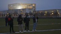 Turis berdiri di depan kanselir yang diterangi cahaya di Berlin, Jerman. Menteri Kesehatan Jerman Karl Lauterbach menyarankan warga Jerman untuk menghabiskan periode Tahun Baru sangat hati-hati dan merayakannya hanya dalam kelompok yang sangat kecil. AP/Markus Schreiber