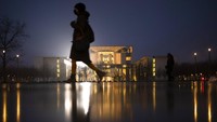 Pembatasan yang berlaku selama beberapa hari terakhir termasuk membatasi pertemuan pribadi hingga 10 orang. Perayaan Tahun Baru skala besar telah dibatalkan. AP/Markus Schreiber