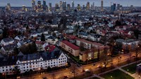 Lampu di gedung-gedung distrik perbankan di Frankfurt, Jerman. Kembang api tidak akan diizinkan di kota pada Malam Tahun Baru untuk menghindari penyebaran virus corona. AP/Michael Probst