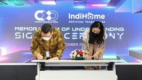 Vice President Marketing Management Telkom E. Kurniawan bersama CEO Creative Experience Office (CXO) Media Putri Tanjung menandatangani perjanjian kerja sama IndiHome dan CXO Media dalam hal  berkolaborasi penyediaan beragam program dan konten seperti festival K-Pop, talkshow, konser dan lain sebagainya wujud komitmen untuk selalu memberikan layanan dan hiburan digital berkualitas demi memberikan pengalaman digital terbaik bagi pelanggan sehingga masyarakat dapat beraktivitas tanpa batas bersama IndiHome.