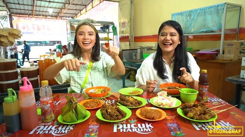 Kahiyang Ayu dan Mgdalenaf Mukbang Mie Sop Khas Medan