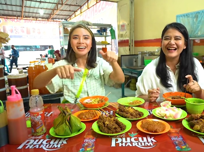 Kahiyang Ayu dan Mgdalenaf Mukbang Kahiyang Ayu dan Mgdalenaf Mukbang Mie Sop Khas Medan