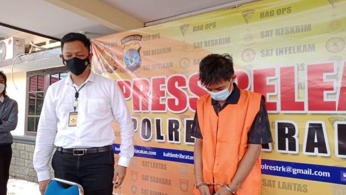 Kasat Reskrim Polres Tarakan, Iptu Muhammad Aldi, dengan tersangka kasus pelecehan seksual terhadap 12 anak laki-laki (ANTARA/Susylo Asmalyah)