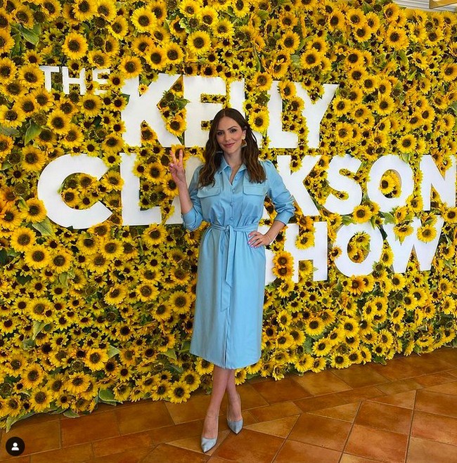 Setiap ibu memiliki pengalaman yang berbeda. Ada yang merasa kewalahan di saat awal tapi akhirnya membaik. Tapi buatku, bukan hanya itu. Aku juga merasa beruntung. Memberi ASI sangat mudah bagiku, kata Katharine kepada People. (Foto: Instagram/@katharinefoster)