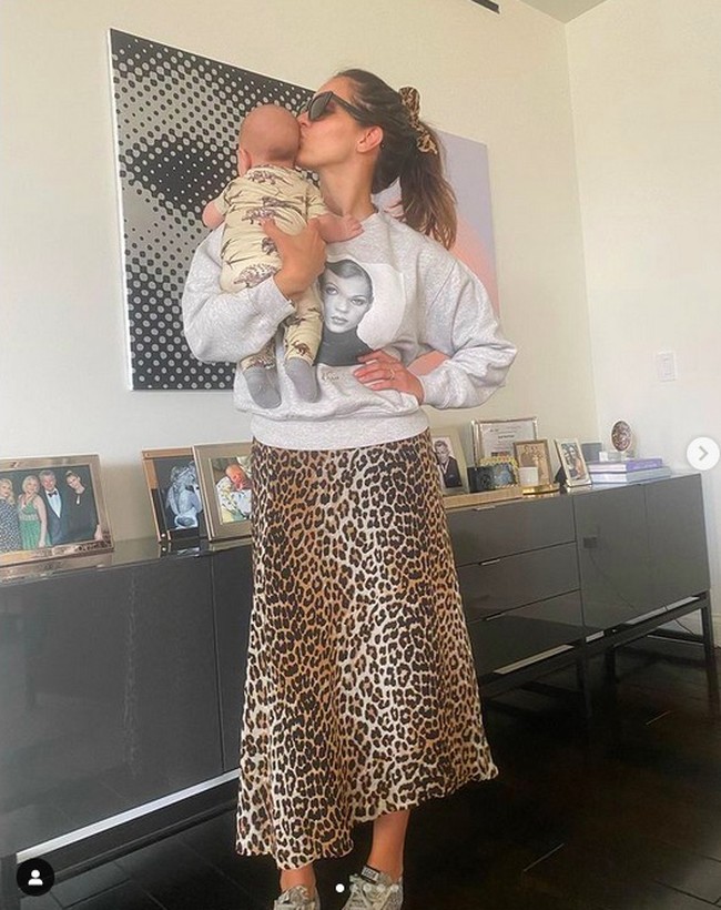 Katharine McPhee lagi menikamti peran sebagai ibu baru. Anak pertama buah cintanya dengan sang suami, produser musik David Foster, lahir 10 bulan lalu.  (Foto: Instagram/@katharinefoster)
