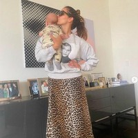 Katharine McPhee lagi menikamti peran sebagai ibu baru. Anak pertama buah cintanya dengan sang suami, produser musik David Foster, lahir 10 bulan lalu.  (Foto: Instagram/@katharinefoster)