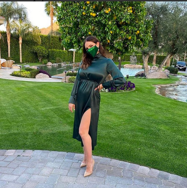 Baru melahirkan, juara 2 American Idol musim kedua ini sudah eksis di Instagram. Tampak Katharine McPhee berpose dengan tubuh yang langsing seperti sedia kala. (Foto: Instagram/@katharinefoster)