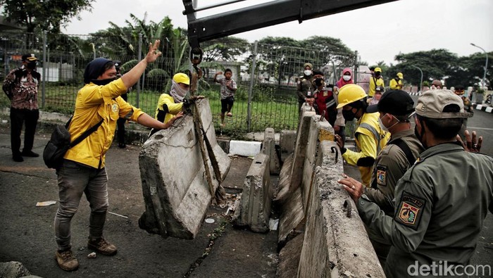 Polda Metro Jaya menerapkan aturan crowd free night di 11 kawasan di DKI Jakarta. Kawasan Banjir Kanal Timur (BKT) yang menjadi salah satu lokasi pun ditutup.
