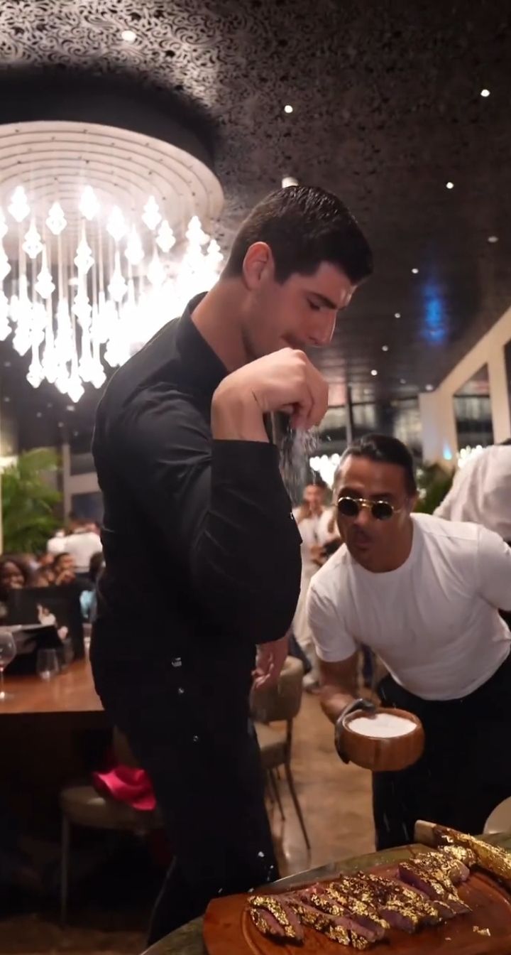 Thibaut Courtois Tabur Garam di Resto Salt Bae