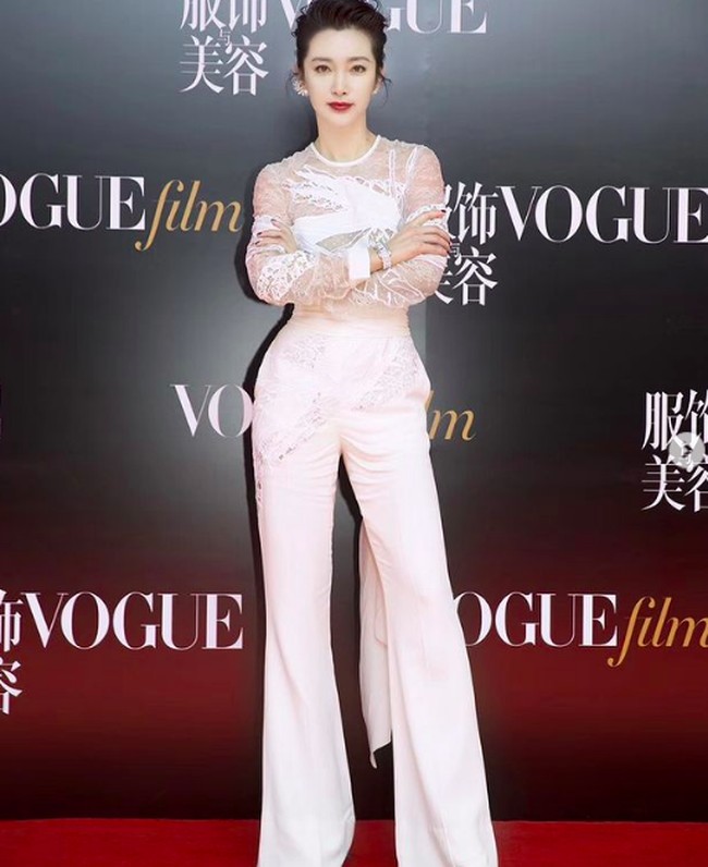 Li Bingbing, artis China yang namanya juga besar di Hollywood itu penampilannya di puji awet muda. Namun bekerja di industri hiburan tak melulu memiliki banyak penggemar, ada saja orang yang tidak suka dengannya hingga mengkritik pilihan bajunya. Foto: dok. Instagram/@libingbing