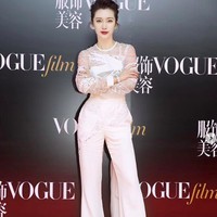 Li Bingbing, artis China yang namanya juga besar di Hollywood itu penampilannya di puji awet muda. Namun bekerja di industri hiburan tak melulu memiliki banyak penggemar, ada saja orang yang tidak suka dengannya hingga mengkritik pilihan bajunya. Foto: dok. Instagram/@libingbing